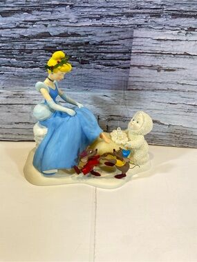 Snowbabies 69830 Disney Cinderella “If The Shoe Fits” Dept 56 With Original Box